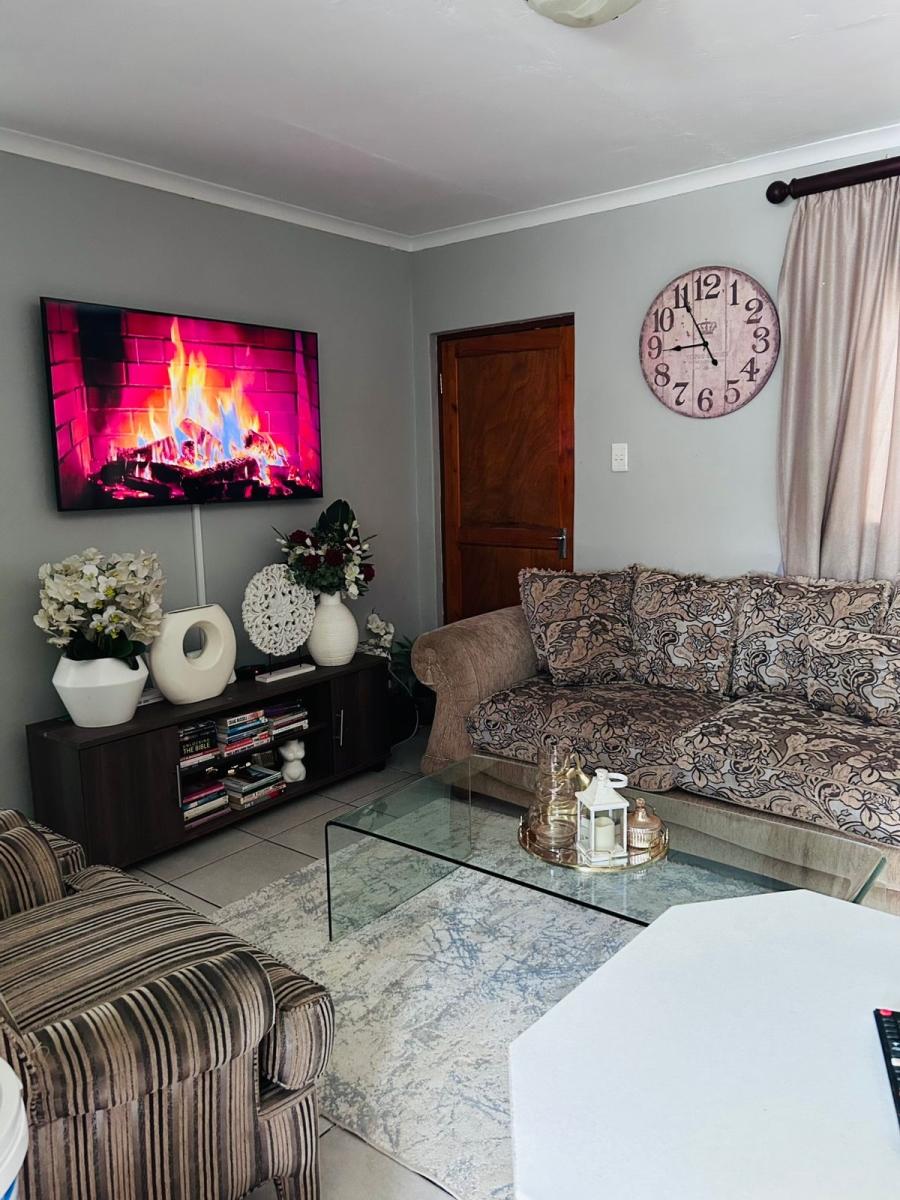 To Let 2 Bedroom Property for Rent in Waterval East North West